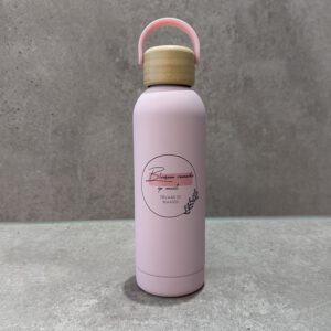 Roze bloesemremedie op maat thermo RVS 500ml drinkfles met bamboe draaidop.