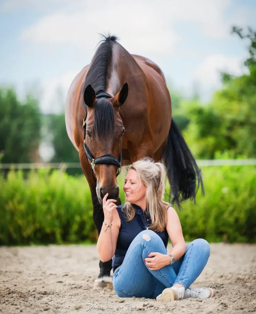 Mariska de eigenaresse van bloesemremedie op maat samen met haar paard