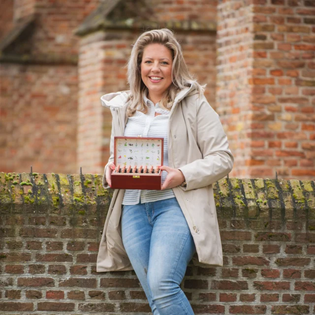 𝑀𝑖𝑗𝑛 𝑛𝑎𝑎𝑚 𝑖𝑠 𝑀𝑎𝑟𝑖𝑠𝑘𝑎 𝑣𝑎𝑛 𝑑𝑒𝑟 𝐿𝑒𝑙𝑦 🌸 𝑏𝑙𝑜𝑒𝑠𝑒𝑚𝑎𝑑𝑣𝑖𝑠𝑒𝑢𝑟 𝑒𝑛 𝑔𝑒𝑑𝑟𝑎𝑔𝑠𝑡𝑟𝑎𝑖𝑛𝑒𝑟/𝑐𝑜𝑎𝑐𝘩 𝑣𝑜𝑜𝑟 𝑚𝑒𝑛𝑠 𝑒𝑛 𝑝𝑎𝑎𝑟𝑑. 𝑀𝑒𝑡 𝑑𝑒 𝑏𝑙𝑜𝑒𝑠𝑒𝑚𝑟𝑒𝑚𝑒𝑑𝑖𝑒 𝑜𝑝 𝑚𝑎𝑎𝑡 𝑠𝑡𝑒𝑙 𝑖𝑘 𝑒𝑒𝑛 𝑝𝑒𝑟𝑠𝑜𝑜𝑛𝑙𝑖𝑗𝑘𝑒 𝑏𝑙𝑜𝑒𝑠𝑒𝑚𝑟𝑒𝑚𝑒𝑑𝑖𝑒 𝑠𝑎𝑚𝑒𝑛, 𝑣𝑜𝑙𝑙𝑒𝑑𝑖𝑔 𝑎𝑓𝑔𝑒𝑠𝑡𝑒𝑚𝑑 𝑜𝑝 𝑑𝑒 𝘩𝑢𝑙𝑝𝑣𝑟𝑎𝑎𝑔 𝑒𝑛 𝑏𝑒𝘩𝑜𝑒𝑓𝑡𝑒𝑛 𝑣𝑎𝑛 𝑣𝑜𝑙𝑤𝑎𝑠𝑠𝑒𝑛𝑒𝑛, 𝑘𝑖𝑛𝑑𝑒𝑟𝑒𝑛 𝑒𝑛 𝑑𝑖𝑒𝑟𝑒𝑛. 𝑉𝑎𝑛 𝑗𝑜𝑛𝑔𝑠 𝑎𝑓 𝑎𝑎𝑛 𝘩𝑒𝑏 𝑖𝑘 𝑒𝑒𝑛 𝑔𝑟𝑜𝑡𝑒 𝑙𝑖𝑒𝑓𝑑𝑒 𝑣𝑜𝑜𝑟 𝑑𝑖𝑒𝑟𝑒𝑛, 𝑣𝑜𝑜𝑟𝑎𝑙 𝑣𝑜𝑜𝑟 𝑝𝑎𝑎𝑟𝑑𝑒𝑛. 𝐷𝑖𝑡 𝑏𝑟𝑎𝑐𝘩𝑡 𝑚𝑖𝑗 𝑏𝑖𝑗 𝑒𝑒𝑛 𝑑𝑟𝑖𝑒𝑗𝑎𝑟𝑖𝑔𝑒 𝑜𝑝𝑙𝑒𝑖𝑑𝑖𝑛𝑔 𝑡𝑜𝑡 𝑔𝑒𝑑𝑟𝑎𝑔𝑠𝑡𝑟𝑎𝑖𝑛𝑒𝑟 𝑣𝑜𝑜𝑟 𝑚𝑒𝑛𝑠 𝑒𝑛 𝑝𝑎𝑎𝑟𝑑, 𝑤𝑎𝑎𝑟𝑖𝑛 𝑖𝑘 𝑙𝑒𝑒𝑟𝑑𝑒 𝑜𝑣𝑒𝑟 𝑔𝑒𝑑𝑟𝑎𝑔, 𝑐𝑜𝑚𝑚𝑢𝑛𝑖𝑐𝑎𝑡𝑖𝑒, 𝑐𝑜𝑎𝑐𝘩𝑖𝑛𝑔 𝑒𝑛 𝑒́𝑐𝘩𝑡 𝑐𝑜𝑛𝑡𝑎𝑐𝑡 𝑚𝑎𝑘𝑒𝑛. 𝑇𝑖𝑗𝑑𝑒𝑛𝑠 𝑑𝑒𝑧𝑒 𝑝𝑒𝑟𝑖𝑜𝑑𝑒 𝑜𝑛𝑡𝑑𝑒𝑘𝑡𝑒 𝑖𝑘 𝑜𝑜𝑘 𝑑𝑒 𝑘𝑟𝑎𝑐𝘩𝑡 𝑣𝑎𝑛 𝑏𝑙𝑜𝑒𝑠𝑒𝑚𝑟𝑒𝑚𝑒𝑑𝑖𝑒𝑠, 𝑤𝑎𝑎𝑟𝑛𝑎 𝑖𝑘 𝑒𝑒𝑛 𝑜𝑝𝑙𝑒𝑖𝑑𝑖𝑛𝑔 𝑡𝑜𝑡 𝑏𝑙𝑜𝑒𝑠𝑒𝑚𝑎𝑑𝑣𝑖𝑠𝑒𝑢𝑟 𝑣𝑜𝑙𝑔𝑑𝑒. 𝑍𝑒𝑙𝑓 𝑒𝑟𝑣𝑎𝑎𝑟 𝑖𝑘 𝑑𝑎𝑔𝑒𝑙𝑖𝑗𝑘𝑠 𝘩𝑜𝑒 𝑏𝑙𝑜𝑒𝑠𝑒𝑚𝑟𝑒𝑚𝑒𝑑𝑖𝑒𝑠 𝑘𝑢𝑛𝑛𝑒𝑛 𝑜𝑛𝑑𝑒𝑟𝑠𝑡𝑒𝑢𝑛𝑒𝑛 𝑏𝑖𝑗 𝑒𝑚𝑜𝑡𝑖𝑒𝑠, 𝑖𝑛𝑛𝑒𝑟𝑙𝑖𝑗𝑘𝑒 𝑟𝑢𝑠𝑡 𝑒𝑛 𝑝𝑒𝑟𝑠𝑜𝑜𝑛𝑙𝑖𝑗𝑘𝑒 𝑔𝑟𝑜𝑒𝑖 🌿 𝑀𝑖𝑗𝑛 𝑚𝑖𝑠𝑠𝑖𝑒 𝑖𝑠 𝑜𝑚 𝑣𝑜𝑙𝑤𝑎𝑠𝑠𝑒𝑛𝑒𝑛, 𝑘𝑖𝑛𝑑𝑒𝑟𝑒𝑛 𝑒𝑛 𝑑𝑖𝑒𝑟𝑒𝑛 𝑡𝑒 𝘩𝑒𝑙𝑝𝑒𝑛 𝑤𝑒𝑒𝑟 𝑖𝑛 𝑏𝑎𝑙𝑎𝑛𝑠 𝑡𝑒 𝑘𝑜𝑚𝑒𝑛, 𝑛𝑖𝑒𝑡 𝑑𝑜𝑜𝑟 𝑒𝑚𝑜𝑡𝑖𝑒𝑠 𝑤𝑒𝑔 𝑡𝑒 𝑑𝑟𝑢𝑘𝑘𝑒𝑛, 𝑚𝑎𝑎𝑟 𝑑𝑜𝑜𝑟 𝑟𝑢𝑖𝑚𝑡𝑒 𝑡𝑒 𝑔𝑒𝑣𝑒𝑛 𝑎𝑎𝑛 𝑤𝑎𝑡 𝑒𝑟 𝑖𝑠 𝑒𝑛 𝑣𝑎𝑛 𝑑𝑎𝑎𝑟𝑢𝑖𝑡 𝑡𝑒 𝑔𝑟𝑜𝑒𝑖𝑒𝑛!