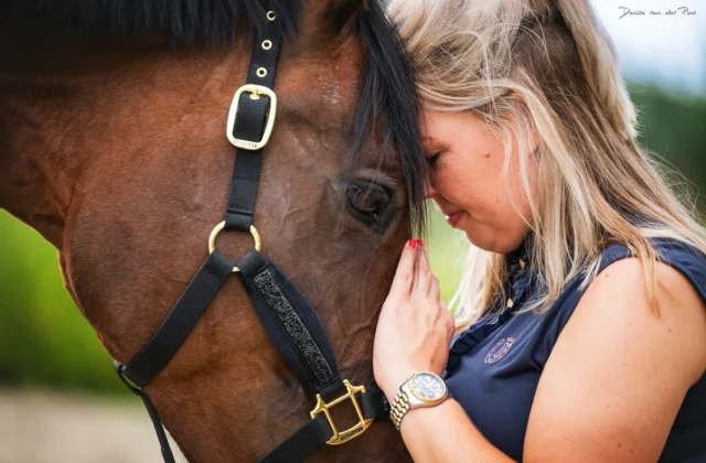 𝑩𝒍𝒐𝒆𝒔𝒆𝒎𝒓𝒆𝒎𝒆𝒅𝒊𝒆 𝒐𝒑 𝒎𝒂𝒂𝒕 : 𝒓𝒐𝒖𝒘 💫Rouw is een diep persoonlijk proces.Of het nu gaat om het verlies van een dierbare, een geliefd dier, of een andere ingrijpende verandering in je leven, iedereen beleeft dit op zijn eigen manier. Er bestaat geen standaard pad, geen vaste oplossing.Daarom bied ik bloesemremedies op maat aan, volledig afgestemd op jouw unieke situatie en gevoelens.Een bloesemremedie ondersteunt je op een zachte, natuurlijke manier bij het verwerken van emoties zoals verdriet, gemis, schuldgevoel, leegte of onrust. Het helpt je om stap voor stap weer balans en innerlijke rust te vinden, op jouw tempo.Of je nu rouwt om een mens of een dier, jouw verhaal staat centraal. Samen kijken we naar wat jij nodig hebt op dit moment. Vanuit daar stel ik een persoonlijke remedie samen die aansluit bij jouw proces.- Voor iedere vorm van verlies- Voor mens én dier- Altijd afgestemd op jouw unieke situatieStuur gerust een berichtje voor meer informatie of neem een kijkje op de website 🤍